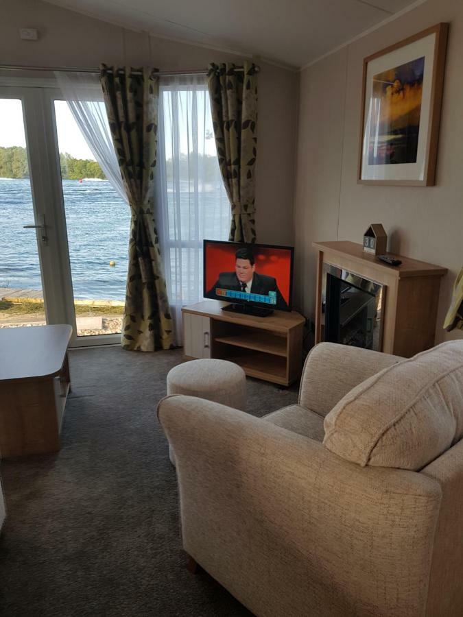 Dees Hot Tub Breaks At Tattershall Lakes Jet Ski 4 المظهر الخارجي الصورة