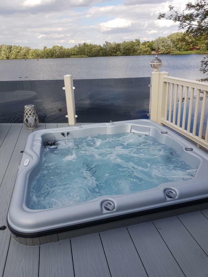 Dees Hot Tub Breaks At Tattershall Lakes Jet Ski 4 المظهر الخارجي الصورة