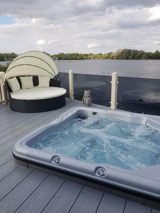 Dees Hot Tub Breaks At Tattershall Lakes Jet Ski 4 المظهر الخارجي الصورة